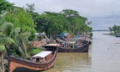 বৈরী আবহাওয়ায় ফিশিং ট্রলার নিয়ে ঘাটে ফিরছেন জেলেরা