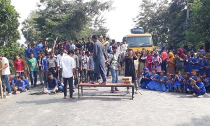 সড়কে আহত কলেজছাত্রী, গতিরোধকের দাবিতে মহাসড়ক অবরোধ