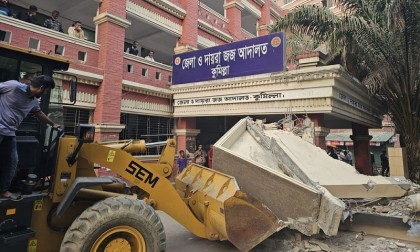 কুমিল্লা জেলা ও দায়রা জজ আদালতে স্থাপিত শেখ মুজিবের ম্যুরাল ভাঙচুর