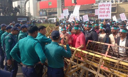 যমুনায় যাওয়ার সময় পুলিশের বাধায় সড়কে অবস্থান নিয়েছে জুলাই আন্দোলনে ক্ষতিগ্রস্ত প্রবাসীরা