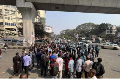 জুলাই গণঅভ্যুত্থানে আহত ব্যক্তি ও তাদের স্বজনদের শাহবাগ মোড় অবরোধ