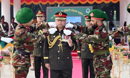 সেনাবাহিনী প্রধান ওয়াকার-উজ-জামান 'কর্নেল অব দি রেজিমেন্ট' হিসেবে অভিষিক্ত হলেন